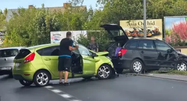 Zderzenie dwóch samochodów. Korki na wjeździe do miasta