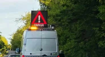Zderzenie trzech aut pod Kołobrzegiem. Jedno z nich wypadło do rowu