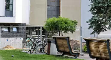 Koniec ze schodami. Przy Urzędzie Miasta powstaje panoramiczna winda