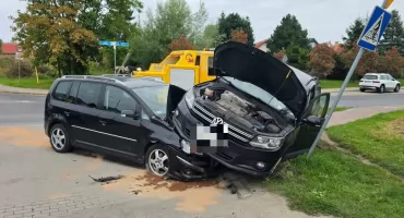  Dwa auta rozbite, jedno na boku. Kolizja na  skrzyżowaniu w  okolicach cmentarza