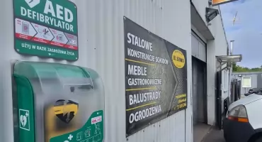 Klienci dorzucali drobne, firma kupiła AED. Jest dostępny dla każdego