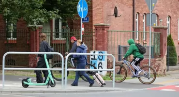 Barierki przy przejściu na Mazowieckiej wzbudziły pytania. Starosta wyjaśnia, skąd takie rozwiązanie