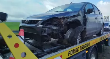 Ford uderzył w bariery na S6