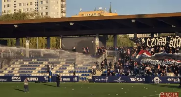 Derby dla Kotwicy, mecz przerwany na 15 minut. Policja użyła gazu i armatki wodnej [ZDJĘCIA, NAGRANIE]