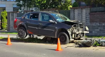 Renault uderzył w latarnię na Mazowieckiej. Auto zawisło na betonowym cokole 