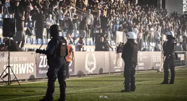Armatka wodna i gaz podczas derbów. Policja wyjaśnia przebieg interwencji i zapowiada kolejne zatrzymania