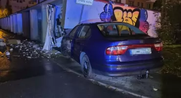 Seat uderzył w garaż. Kierowcy nie było na miejscu