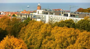 Kołobrzeg w jesiennych barwach. Weekend sprzyja spacerom